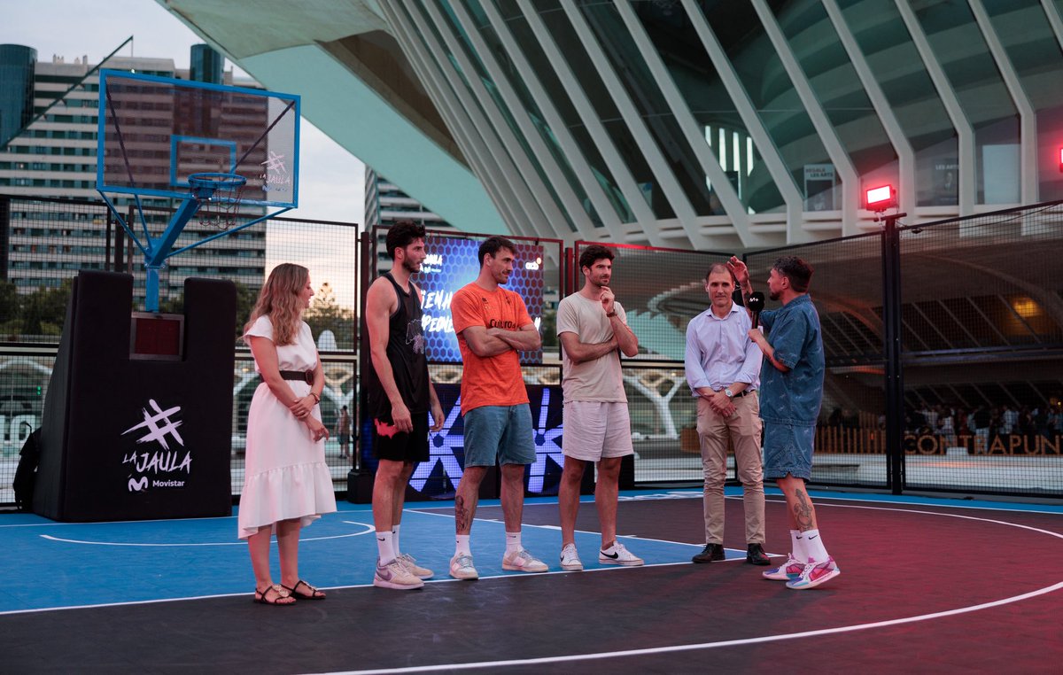 La semana pasada, en La Jaula Movistar (torneo 3x3 de la ACB), nos hicieron un pequeño homenaje tras el título mundial.

Gracias a la <a href="/ACBCOM/">Liga Endesa</a> por el gesto y por seguir dándole visibilidad al 3x3.

Estuvieron presentes <a href="/RocioGilUncio/">Rocio Gil</a> (concejala de Deportes) y Luis Cervera Torres