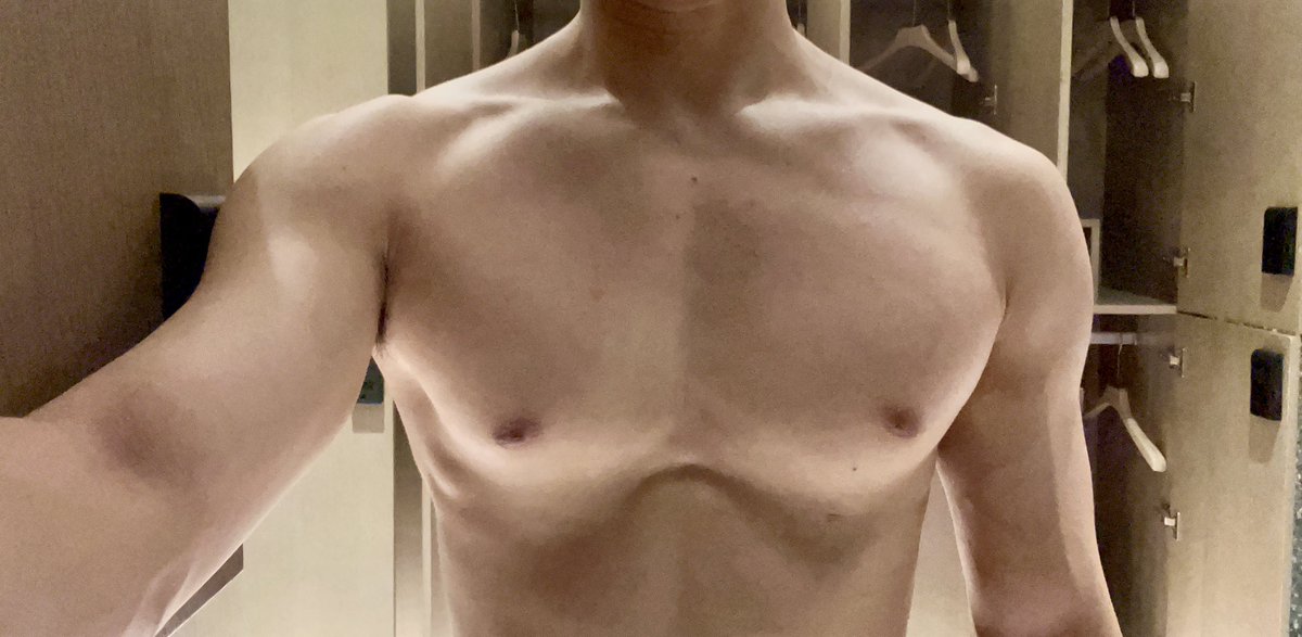 Bon_msucle's tweet image. 偶然发现衣柜这个角度更显块