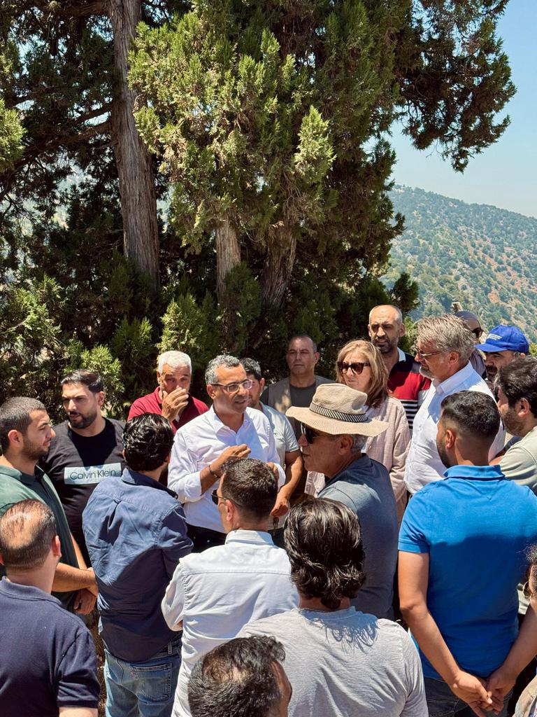 FAOLebanon's tweet image. جولة لوزير الزراعة @DrNizarHani،وممثلة @FAOinLebanon نورة أورابح حداد وسفير 🇩🇰 @DKAmbLebanon إلى مشمش عكار، حيث التقى الوفد بمزارعين حوّلوا أراضيهم غير المنتجة إلى خصبة بفضل مشاريع استصلاح الأراضي وبناء خزانات💧بالتعاون مع وزارة الزراعة المشروع الاخضر وبدعم من حكومة الدنمارك