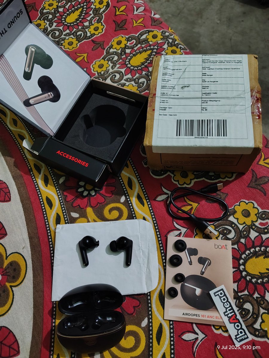 myslfRaja's tweet photo. @RockWithboAt  Today received the replacement product of Ticket no 57431794... But the problem is I received one pair of Bluetooth earbuds but BOTH ARE DIFFERENT PAIR OF SETS each  !! 
Only one of them playing on a point of time, what to do now ?? https://t.co/JJcJbLNScx