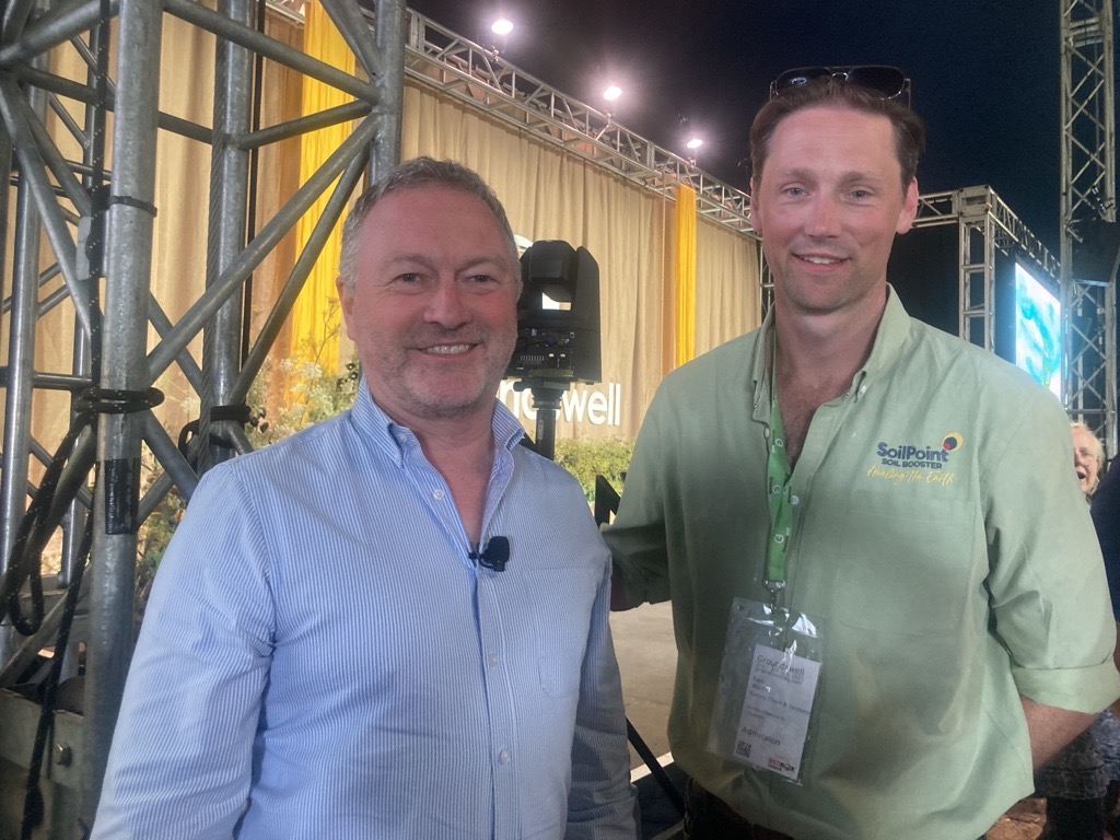 Delighted to meet with Farming &amp; Environment Secretary of State <a href="/SteveReedMP/">Steve Reed</a> at Groundswell - fantastic to hear him tell the audience sustainable farming and profitability go hand in hand

Farmers using SoilPoint's Soil Booster understand just how much it can reduce input costs!