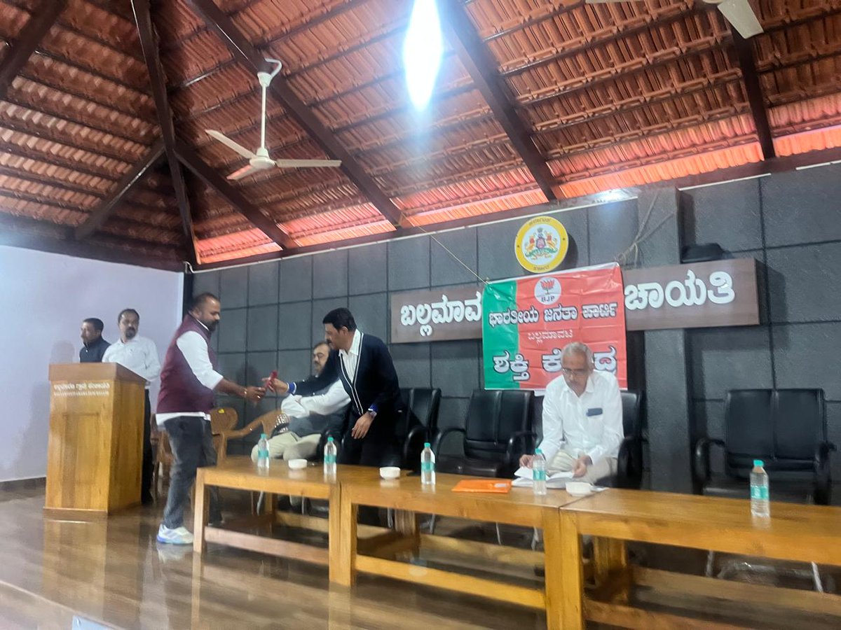 ravimlapa's tweet photo. ಮರಗೋಡು ಮೂರ್ನಾಡು ಬಲ್ಲಮಾವುಟಿ ಹಾಗೂ ಭಾಗಮಂಡಲದಲ್ಲಿ ನಡೆದ ಬಿ.ಜೆ.ಪಿ ಕಾರ್ಯಕರ್ತರ ಸಭೆಯಲ್ಲಿ ಮಾತನಾಡುತ್ತಿರುವ ಸಂದರ್ಭ https://t.co/D5OtA0nbRs