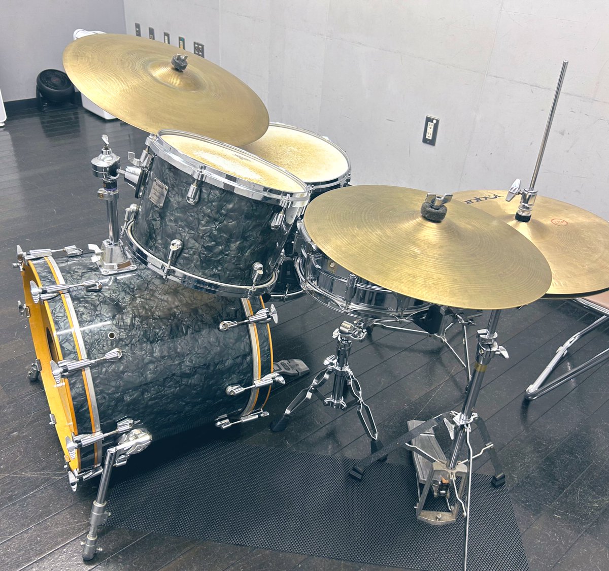 何年ぶりかに自分のドラムセットを組んでみたら結構いい感じだった。

ライブ20日なので、それまでにあと少し揃えます。どうぞよろしく。