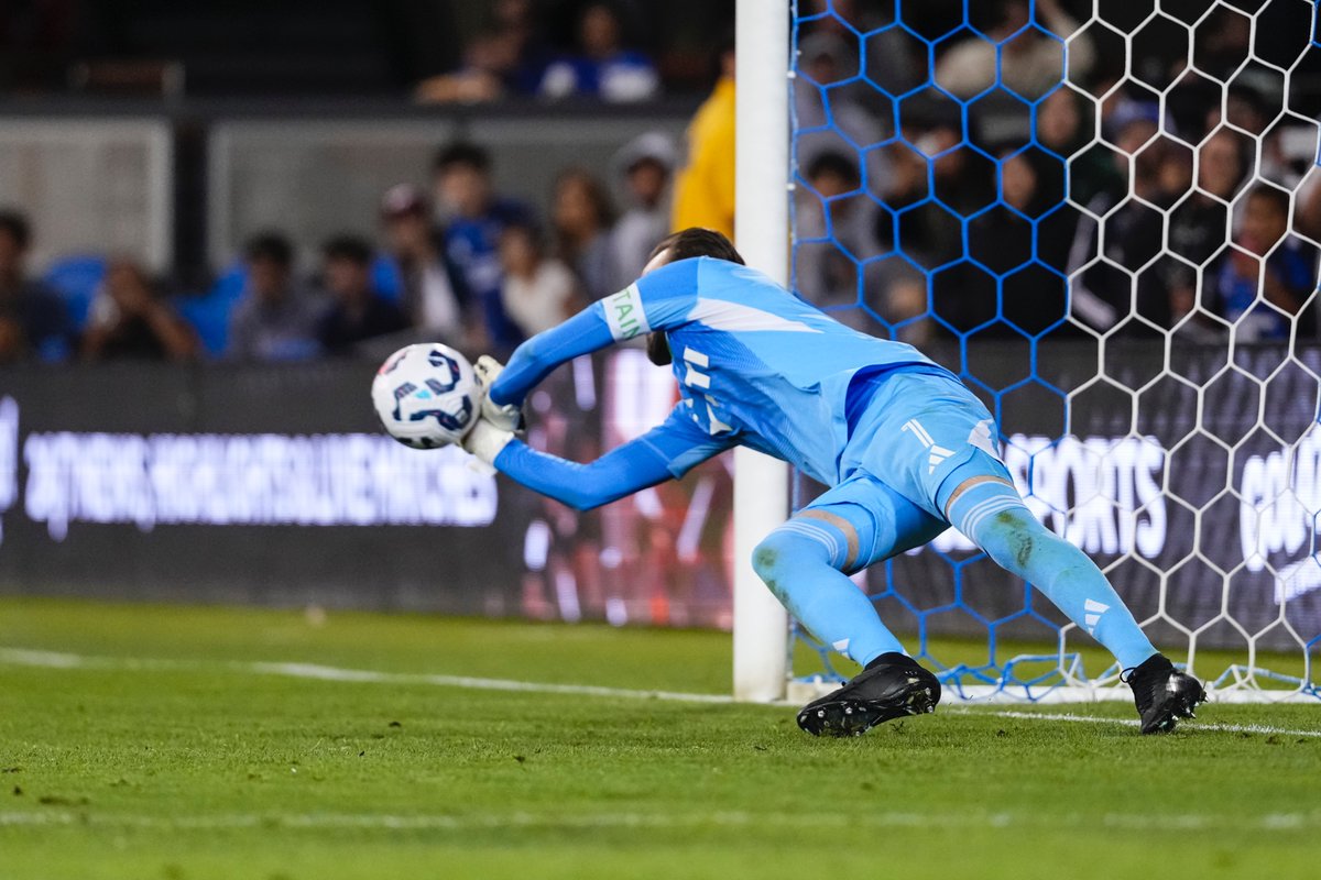 AustinFC_PR's tweet image. Brad Stuver saved 2 penalties in addition to making 9 saves in regulation + extra time vs. San Jose.
Stuver has now saved 4 of 7 PK attempts on target he faced in 2 career shootouts with Austin FC, both of which the team won.