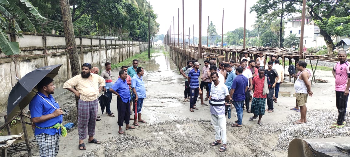 ভারি বর্ষণে পানি নিষ্কাশনের অভাবে ডুবতে বসেছে বেনাপোল স্থলবন্দর