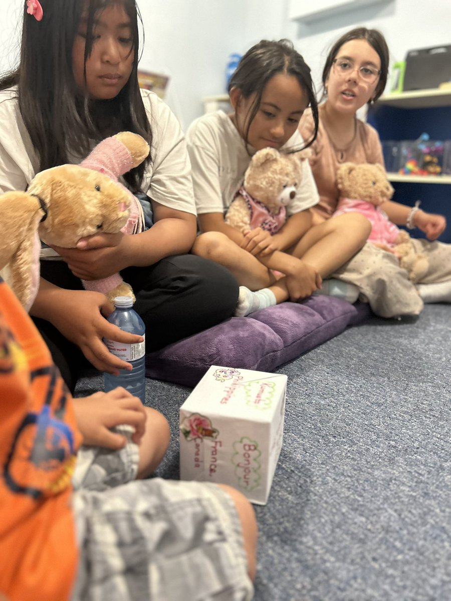 MsJiJionline's tweet image. We made a special cube today—with “hello” in a different language on each side! 🌍👋 Then we turned it into a fun game, learning how to greet the world one roll at a time! 🎲💬 #LanguageFun #HelloAroundTheWorld #PlanetChild #LearningThroughPlay