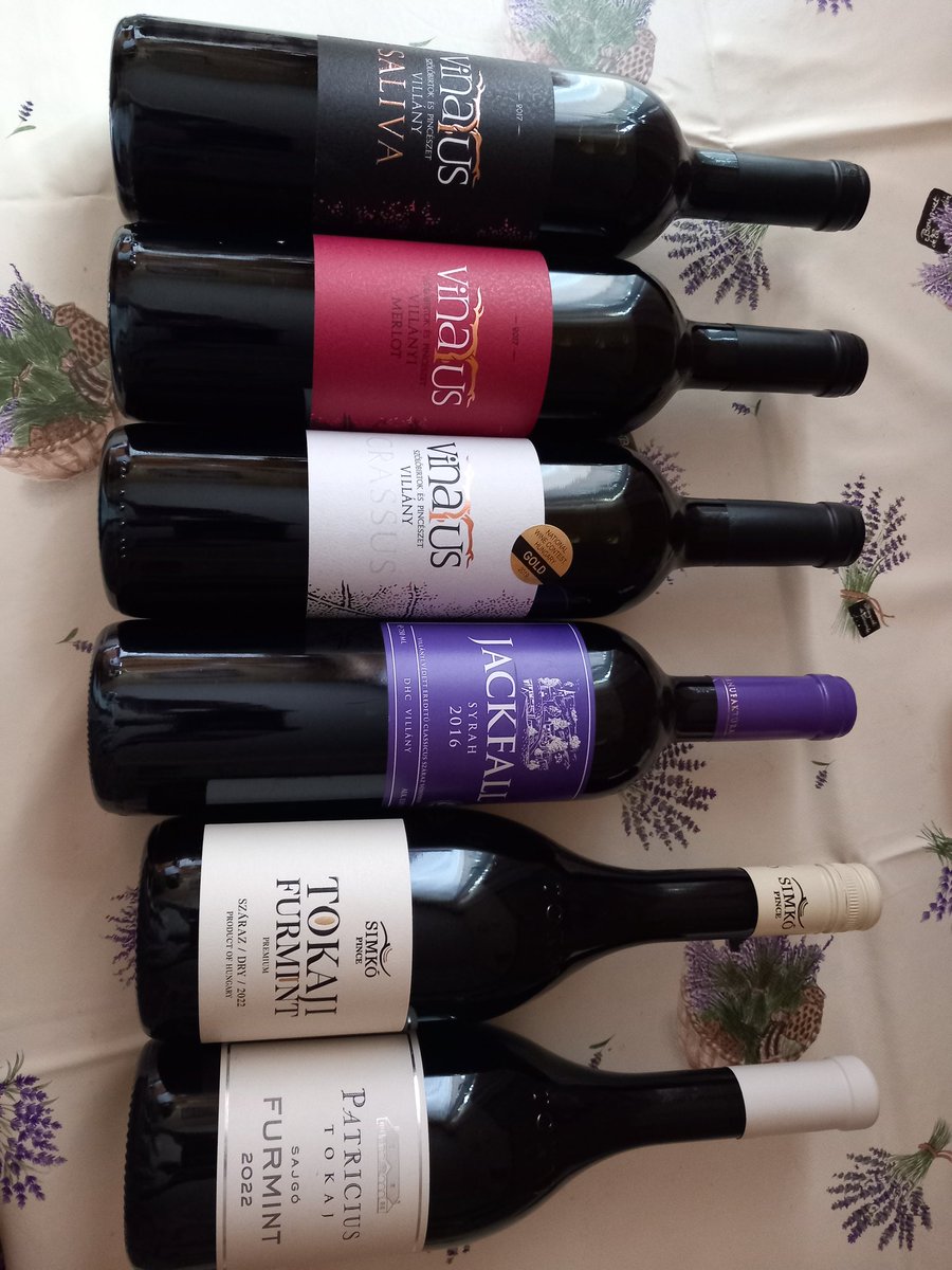 ciao_lasagne's tweet photo. Új beszerzés! 🍇🍷🥂
Megérkeztek a drágaságok.
4 villányi tétel és 2 Tokaj-Hegyaljáról.
Majd külön-külön is fogod látni, mert prezentálom, nem úszod meg. 😁
#winelovers
#finewine
#invinoveritas
#furmint https://t.co/nfyjiBxoRp