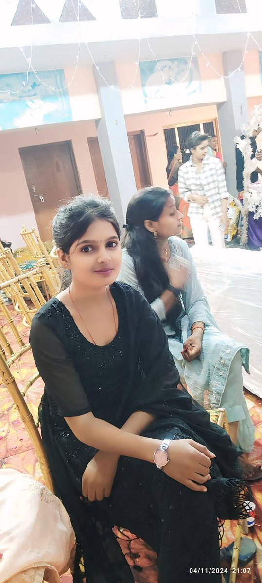 मेरी सुरक्षा बढ़ाओ...
मुझे लड़के लाइन मारते है...!!