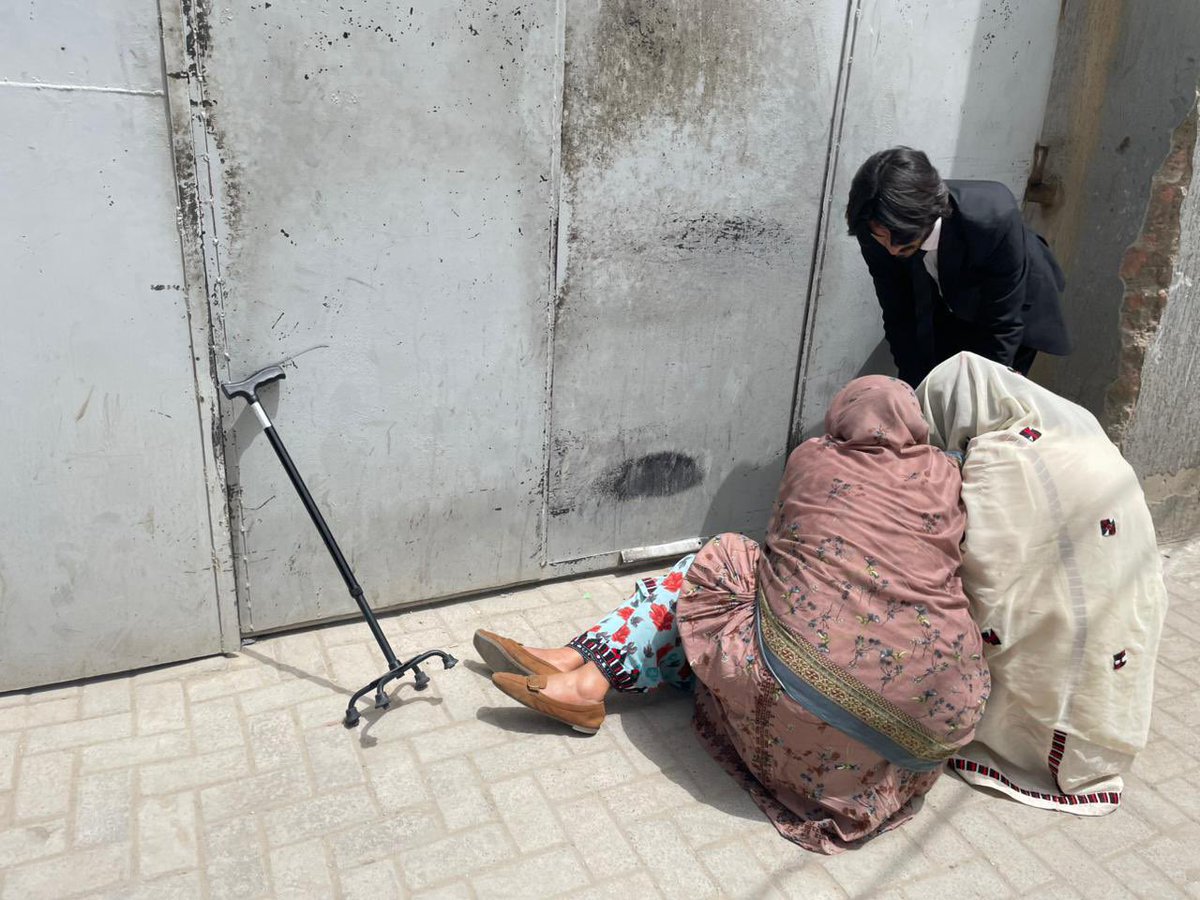 SammiBaluch's tweet photo. جب سے ڈاکٹر ماہ رنگ بلوچ، بیبو بلوچ اور گلزادی بلوچ کو گزشتہ روز کوئٹہ کے سیول لائنز تھانے منتقل کیا گیا ہے، تب سے انہیں اپنے اہلِ خانہ سے ملاقات کی اجازت نہیں دی گئی۔ تھانے کو مکمل طور پر سیل کر دیا گیا ہے، جس کے باعث زیرِ حراست خواتین رہنماؤں کی خیریت اور حفاظت کے حوالے سے شدید خدشات پیدا ہو گئے ہیں۔

آج پورا دن ڈاکٹر ماہ رنگ، بیبو اور گلزادی کے اہلِ خانہ تھانے کے باہر ملاقات کے انتظار میں کھڑے رہے، لیکن کسی کو اندر جانے کی اجازت نہیں دی گئی۔ بیبو بلوچ کی والدہ، جو ضعیف ہیں اور وہیل چیئر پر موجود تھیں، سارا دن تھانے کے باہر رہنے کے باعث بے ہوش ہو گئیں اور ان کی طبیعت ناساز ہو گئی۔اسکے علاوہ  بیبگر بلوچ، شاہ جی صبغت اللہ اور غفار بلوچ کی موجودہ لوکیشن تاحال معلوم نہیں ہو سکی۔ خدشہ ظاہر کیا جا رہا ہے کہ انہیں کینٹ میں یا کسی نامعلوم مقام پر منتقل کر دیا گیا ہے۔

ہمیں شدید تشویش ہے کہ زیرِ حراست کارکنوں کو دورانِ حراست تشدد یا غیر انسانی سلوک کا نشانہ بنایا جا سکتا ہے۔

#ReleaseBYCLeaders
