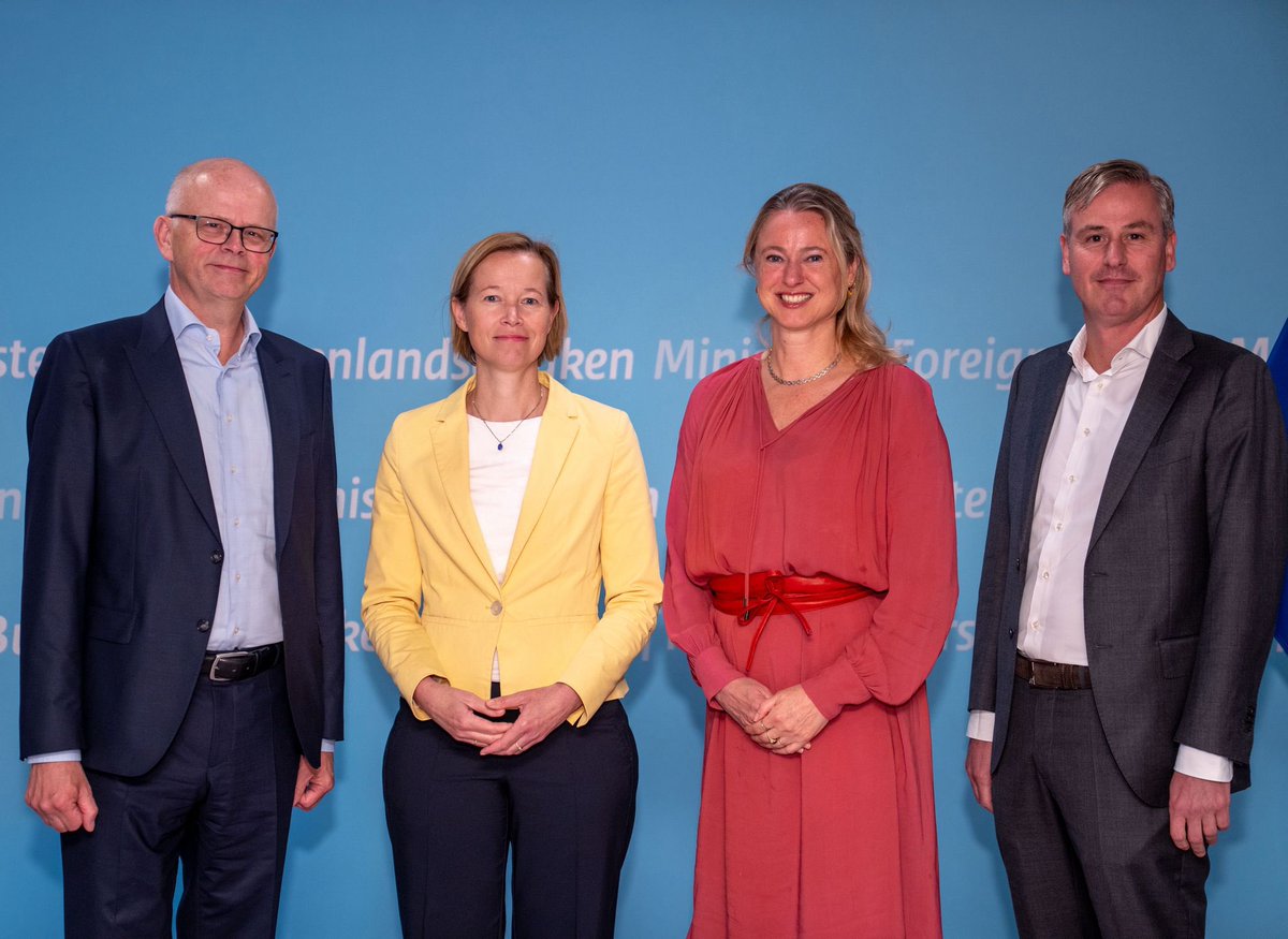 stasBuHa's tweet image. Om tafel met @AtradiusDSB, uitvoerder van de exportkredietverzekering namens de staat. De exportkredietverzekering helpt Nederlandse bedrijven internationaal kansen te pakken en werkgelegenheid te creëren in NL. Goed om te horen dat ook het mkb hier al volop gebruik van maakt.