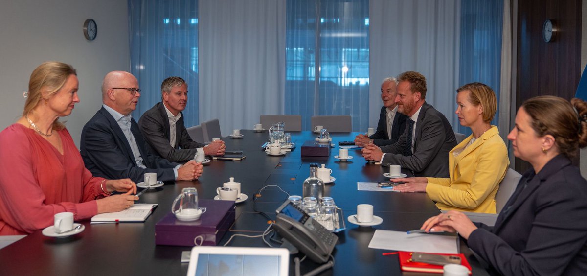 stasBuHa's tweet image. Om tafel met @AtradiusDSB, uitvoerder van de exportkredietverzekering namens de staat. De exportkredietverzekering helpt Nederlandse bedrijven internationaal kansen te pakken en werkgelegenheid te creëren in NL. Goed om te horen dat ook het mkb hier al volop gebruik van maakt.
