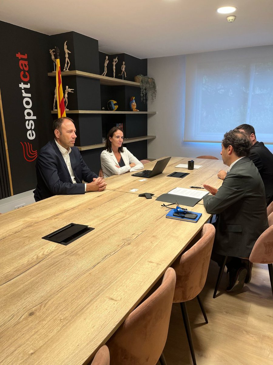 Esports (@esportcat) on Twitter photo 🤝 Trobada amb la UB per establir sinergies, impulsar l’esport universitari i destacar el paper clau de les universitats en la promoció de l’activitat física.
📚 La recerca, pont entre universitat, esport i societat.
➡️ Amb el conseller <a href="/b5alvarez/">berni alvarez</a> i el rector Joan Guàrdia. 🤝 Trobada amb la UB per establir sinergies, impulsar l’esport universitari i destacar el paper clau de les universitats en la promoció de l’activitat física.
📚 La recerca, pont entre universitat, esport i societat.
➡️ Amb el conseller <a href="/b5alvarez/">berni alvarez</a> i el rector Joan Guàrdia.