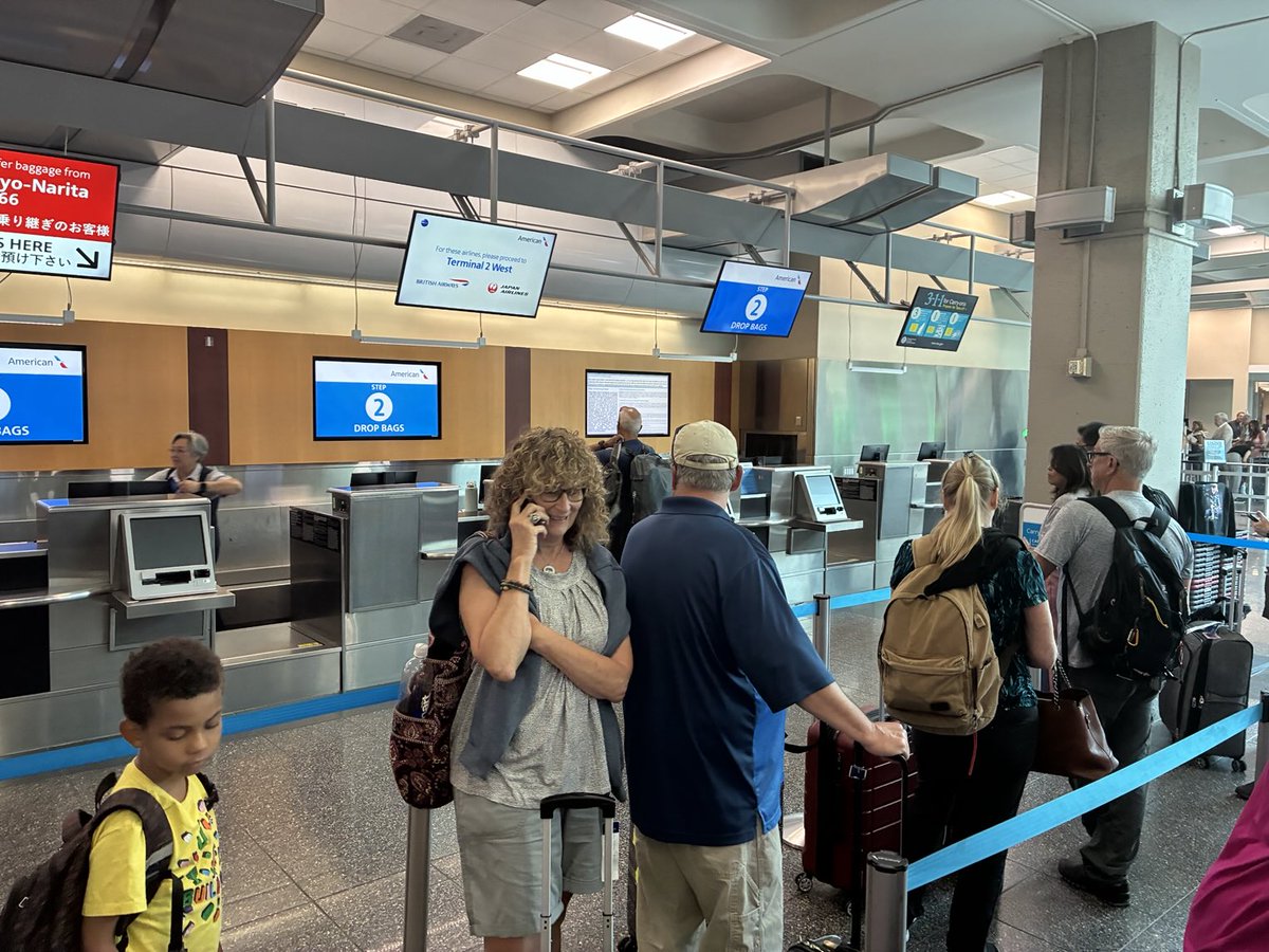 MWatkinsSNow's tweet photo. #AmericanAirlines has one bag check person for both priority and regular. :( https://t.co/z6ahHomtj5