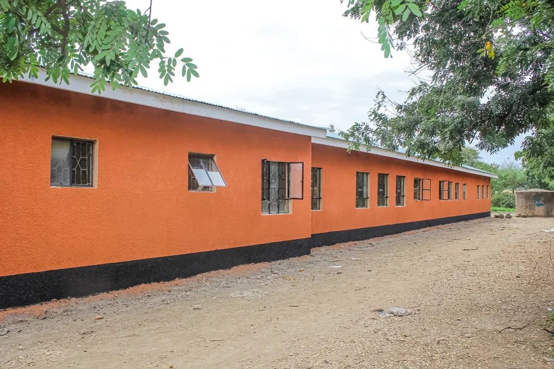 ndotoinaction's tweet photo. Umoja Primary School wouldn’t be this transformed without our amazing partners @madewithhope

From cracked walls &amp; broken windows to bright, safe spaces for 500+ students!

Thanks for turning dreams into reality
#NdotoInAction https://t.co/Xi2NP6MmNE