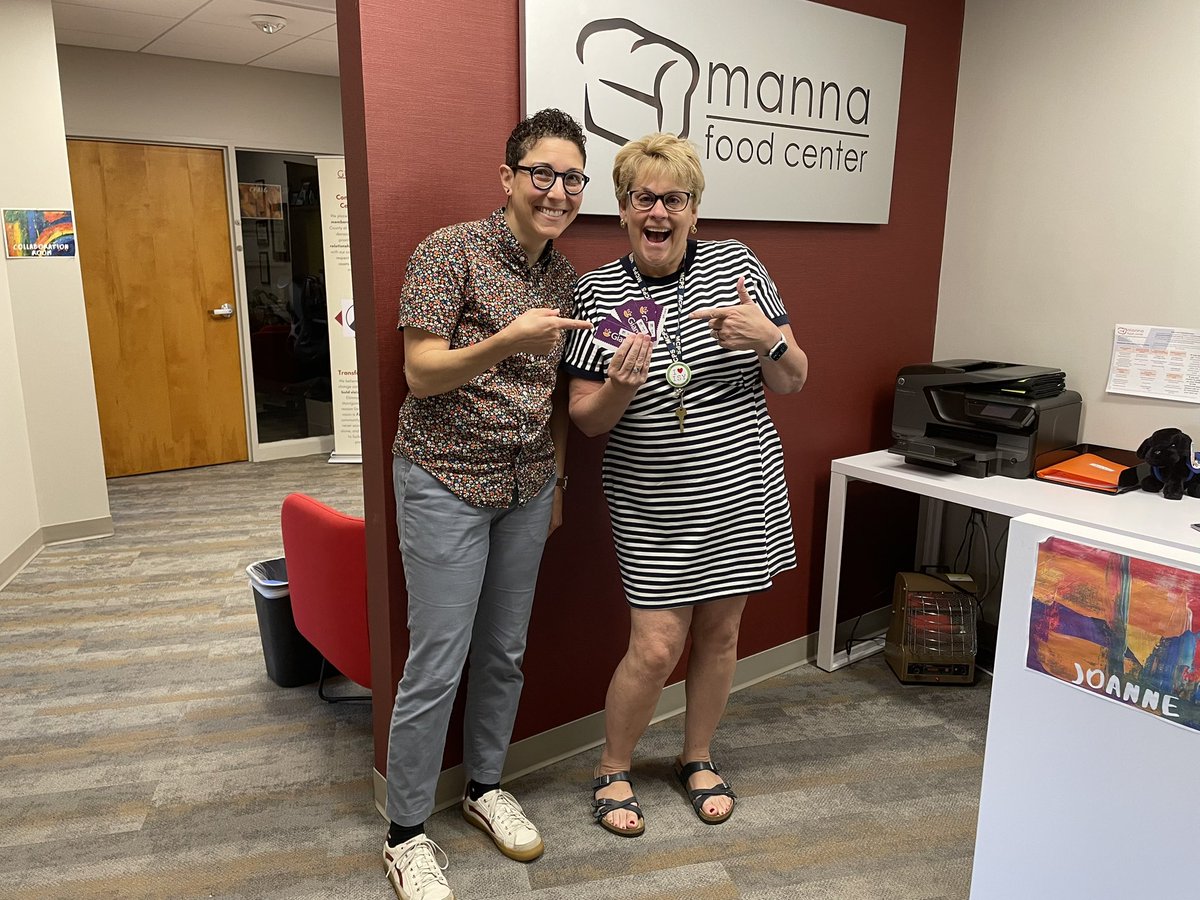 ArcolaES_CSL's tweet image. A HUGE shout out to our partner @MannaFoodCenter for continuing to support our families experiencing food insecurity! Each month 100 families are the beneficiary of gift cards to @GiantFood. Making sure our students have access 2 food helps improve their attendance & academics!