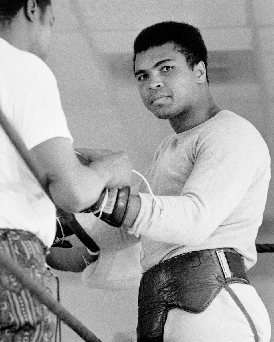 MuhammadAli's tweet image. Muhammad getting his gloves tied while training for his fight vs Jimmy Ellis at Astrohall.
Houston, TX.
7/15/1971
📸: @LeiferNeil
#MuhammadAli #Icon #JimmyEllis #NeilLeifer #Photography #Fight #Champion