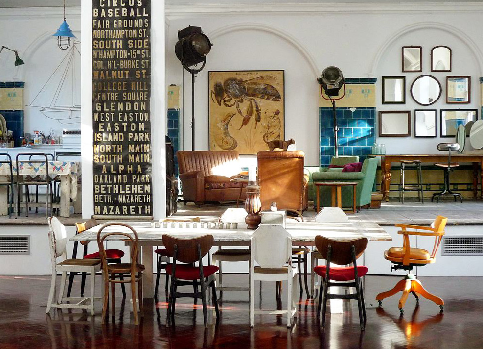 ¿Quieres conseguir un comedor ecléctico y fuera de lo común? Mezcla asientos de todo tipo y colores ¡no falla!  blgs.co/e79Z0H