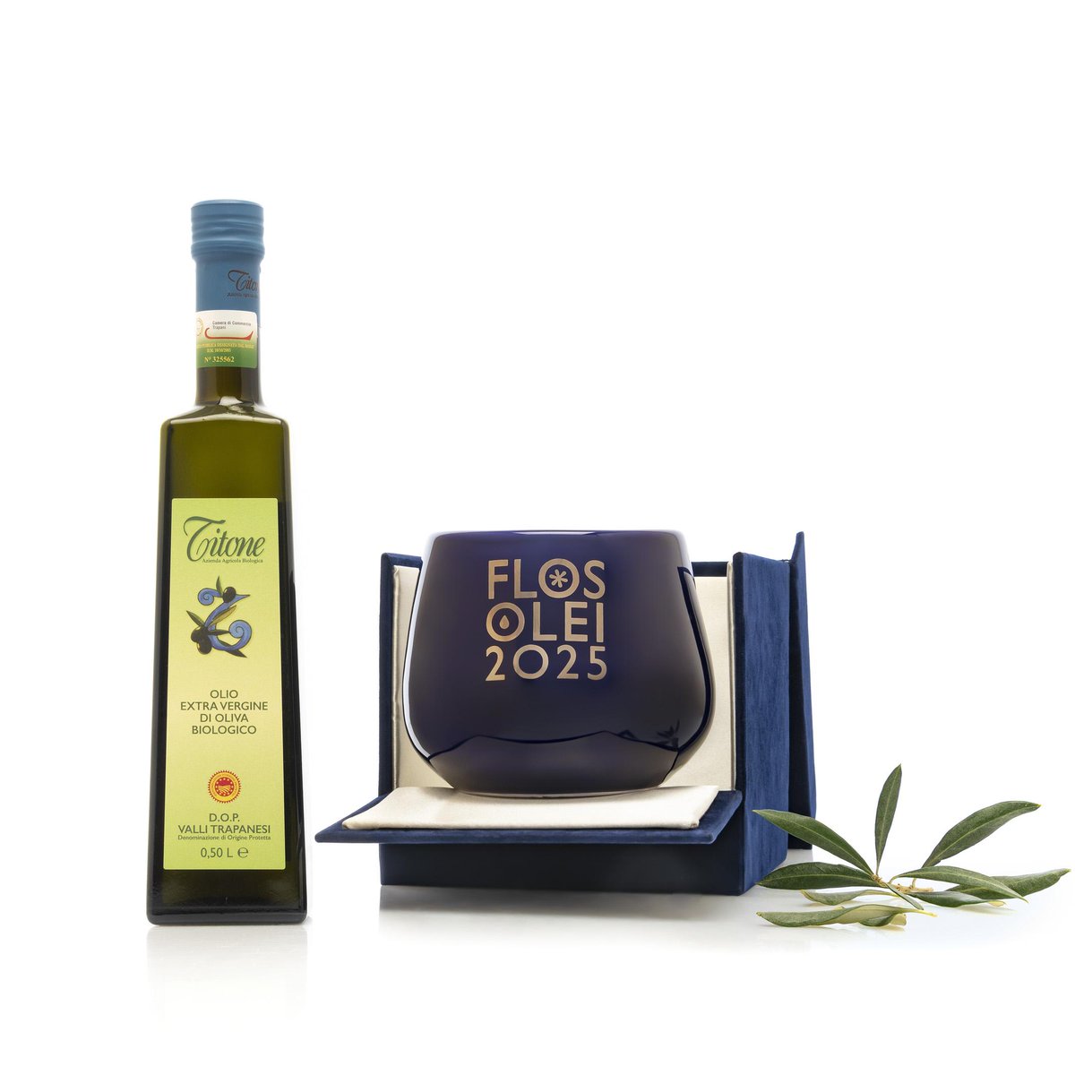 Titone fa il bis! Ancora una vittoria con il Migliore Olio Extravergine di Oliva Dop/Igp – Fruttato Medio.Farmacisti da generazioni e appassionati di olio, i Titone possiedono l’azienda dal 1936.Ineccepibile l’Extravergine Dop Valli Trapanesi.