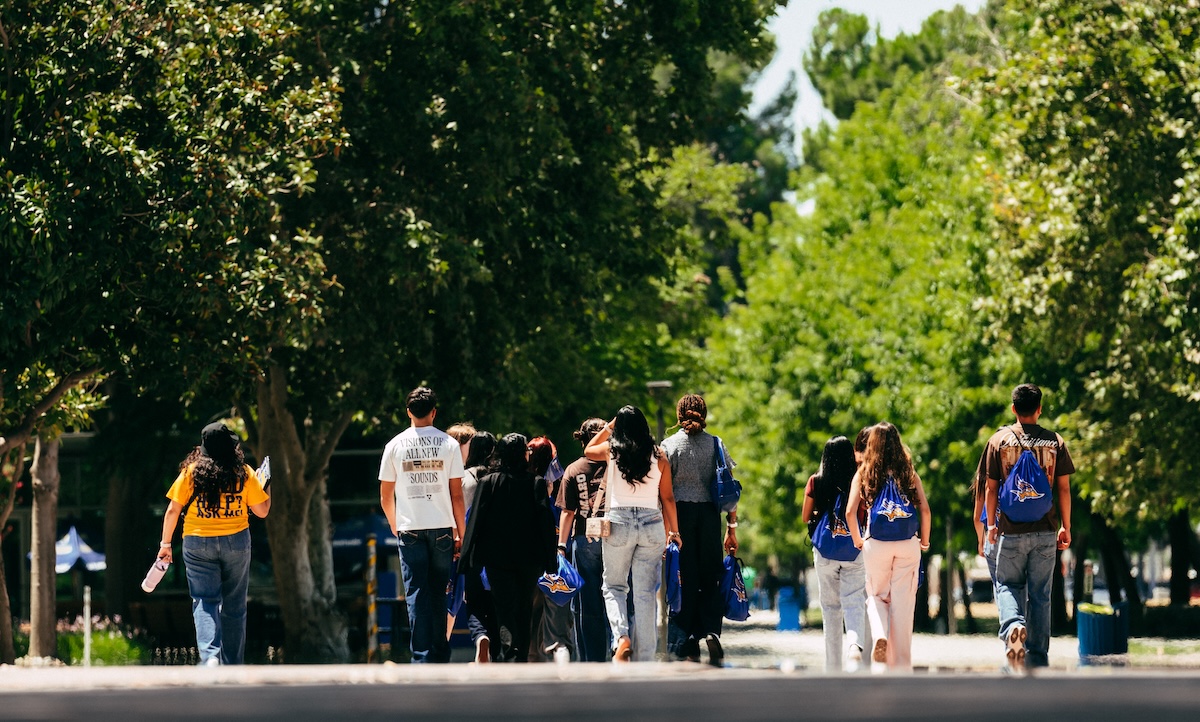 CSUBakersfield's tweet photo. Day one? Done โ
Day two? Letโs do this ๐ชโจ
The #RunnerRundown rolls on as Freshmen Orientation continues today! We're so excited to have you on campus and canโt wait to officially welcome you this fall ๐๐
๐ธ: EJ Medellin
#FutureRunners #RowdySaidYes #OrientationVibes https://t.co/n0vXT4S15f