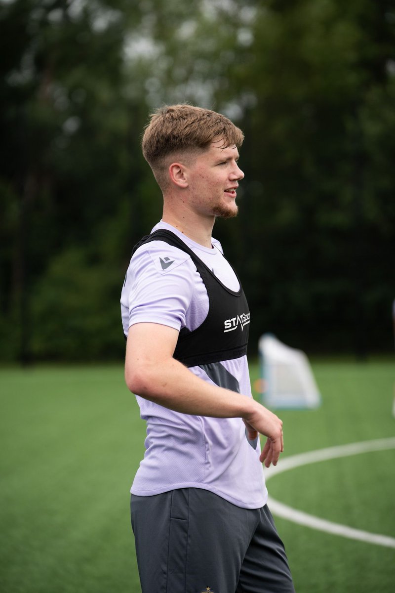 Glentoran's tweet photo. 𝗛𝗮𝗿𝗿𝘆 𝗠𝘂𝗿𝗽𝗵𝘆 𝗗𝗲𝗽𝗮𝗿𝘁𝘀 𝗳𝗼𝗿 𝗚𝗹𝗲𝗻𝗮𝘃𝗼𝗻

Glentoran Football Club can confirm that defender Harry Murphy has completed a permanent move to Glenavon Football Club for an undisclosed fee.

Harry joined us from Portadown in 2022 and made 22 senior appearances, as well as captaining Glentoran Seconds. 

💬 Declan Devine:
"Harry is a fantastic young player and an outstanding character. He has a hunger to play first-team football every week and after an honest conversation over the past few days, we agreed that this was the right move at the right time in his career. It would have been wrong to stand in his way when he deserves the opportunity to play regularly."

💬 Harry Murphy:
“I’ve loved my time at Glentoran. This club means a lot to me and I’ll always be grateful for the support and memories. It’s time for a new challenge and I’m excited for what’s ahead.”

Everyone at Glentoran thanks Harry for his commitment and wishes him every success in the next chapter of his career. 

#COYGlens