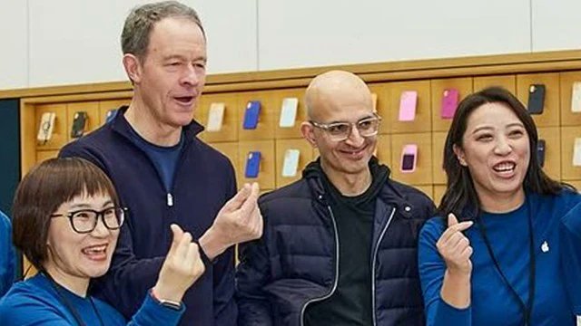 SanjeevCrime's tweet photo. Sabih Khan of Indian origin has been appointed COO by Apple.
He will replace Jeff Williams who is retiring soon.
Sabih Khan has been with Apple for 30 years. Currently, he is the Senior Vice President of Operations.

#Apple #SabihKhan #sabihayıkoruyalım #Sabih https://t.co/FGd8mQrXW0