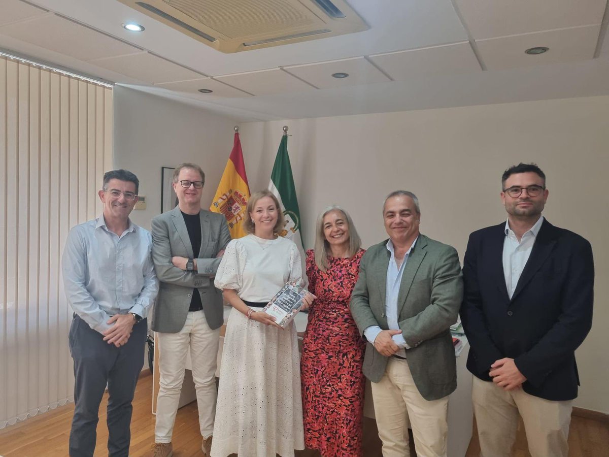 Qué gusto la reunión con <a href="/samiuc_uci/">SAMIUC</a> Gracias por tanta generosidad, compromiso y por regalarnos ese libro que recoge con tanto cariño la experiencia de nuestras UCIs andaluzas durante la pandemia. Una joya que emociona. Seguimos caminando juntos/as 💛👏🏼 #SomosSAS