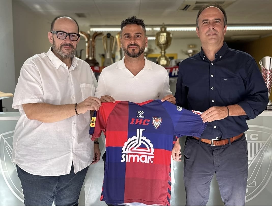 🏑 #OKPLATA <a href="/raulcasti7/">Raul Castillo</a> nou entrenador de l'<a href="/igualadahc/">Igualada Hoquei Club</a>
👉 L'ex entrenador de l'<a href="/amunthoquei/">C. d'E. Arenys de Munt Solartradex</a> i del filial del <a href="/FCBhoquei/">Barça Hoquei</a> agafa el comendament del filial igualadí.
📷 Instagram <a href="/IgualadaHC/">Igualada Hoquei Club</a>