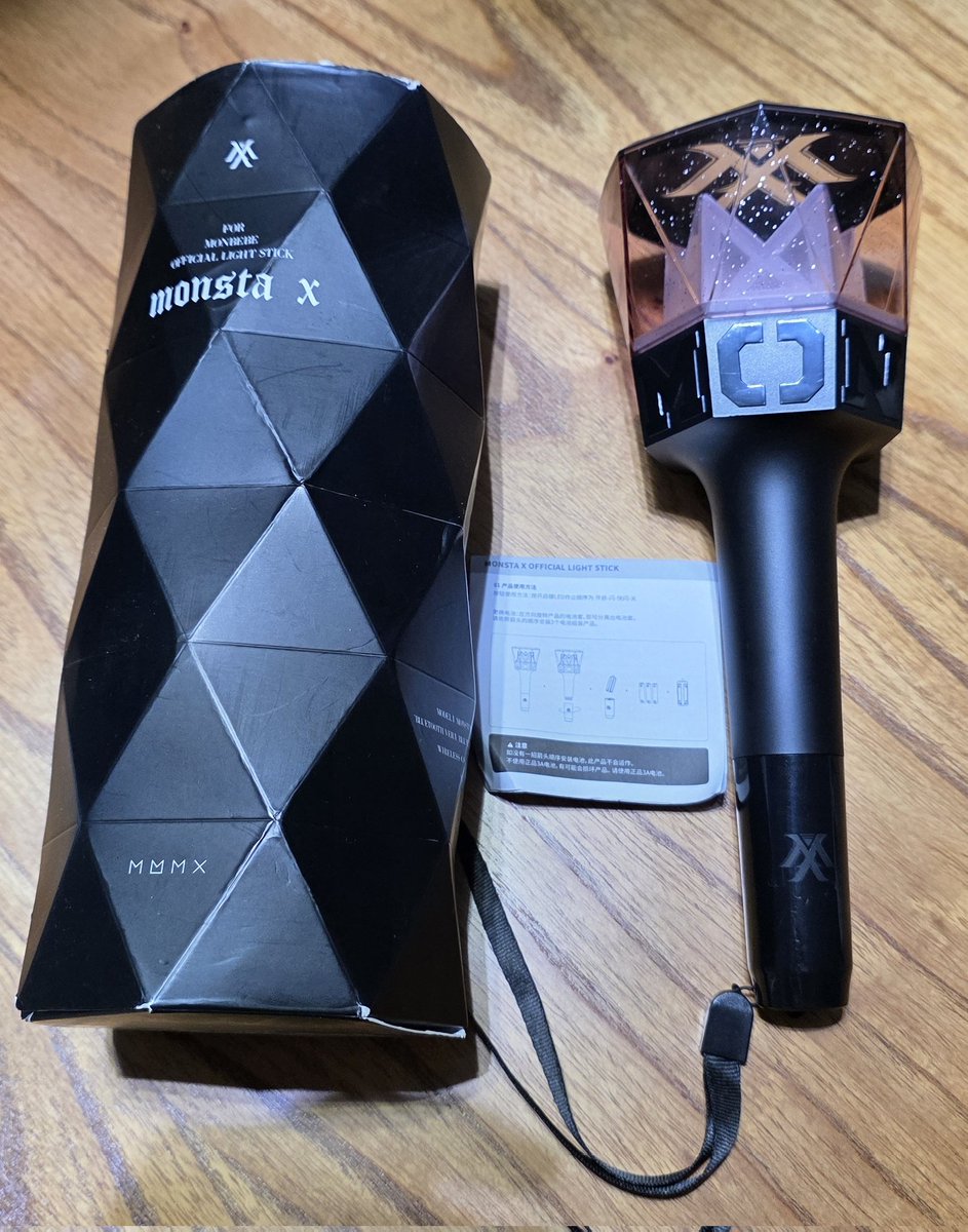 skzoierr's tweet photo. ✨VENDA/VENDO✨
Lightstick Monsta X oficial V1
- R$280 + frete. 
- LS em perfeitas condições, posso mandar vídeo de tudo. 
- Caixa está BEM danificada, mas ainda da pra armazenar o LS. 
- Tenho vários fbs positivos em @skzoierr e @Jjam_Store https://t.co/sQuQs1g268