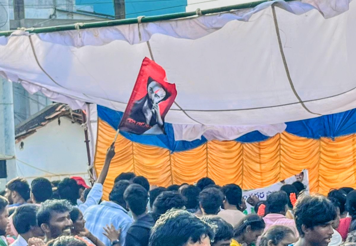 Vizag_Rebels's tweet photo. #simhachalamgiripradakshina #vizag 
Every year Simhachalam Giri Pradakshina lo mana rebelGOD presence mandatory ga untundi ❤️‍🔥 #Prabhas https://t.co/U7ajLWBsAi