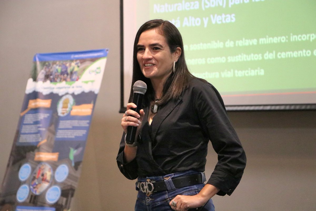 ANDI_Santander's tweet photo. @FauvugeGerman "En esta región minera es necesario hablar de acciones sostenibles como el uso de los relaves mineros. En #Vetas, Minera La Elsy, construyó 60m de placa huella con sedimentos estériles sobrantes de su labor + otros lodos que garantizan su resistencia."
Maya Caicedo, @Udes_oficial https://t.co/yfbCOj9MuK