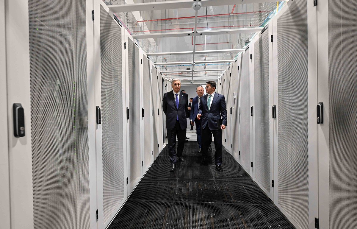 aqorda_press's tweet image. 🇰🇿 President @TokayevKZ inaugurated Kazakhstan’s newest digital milestone at the National Supercomputer Center Alem.cloud.
Powered by cutting-edge NVIDIA H200 GPUs, the supercomputing cluster delivers up to 2 exaflops of performance—making it Central Asia’s most…