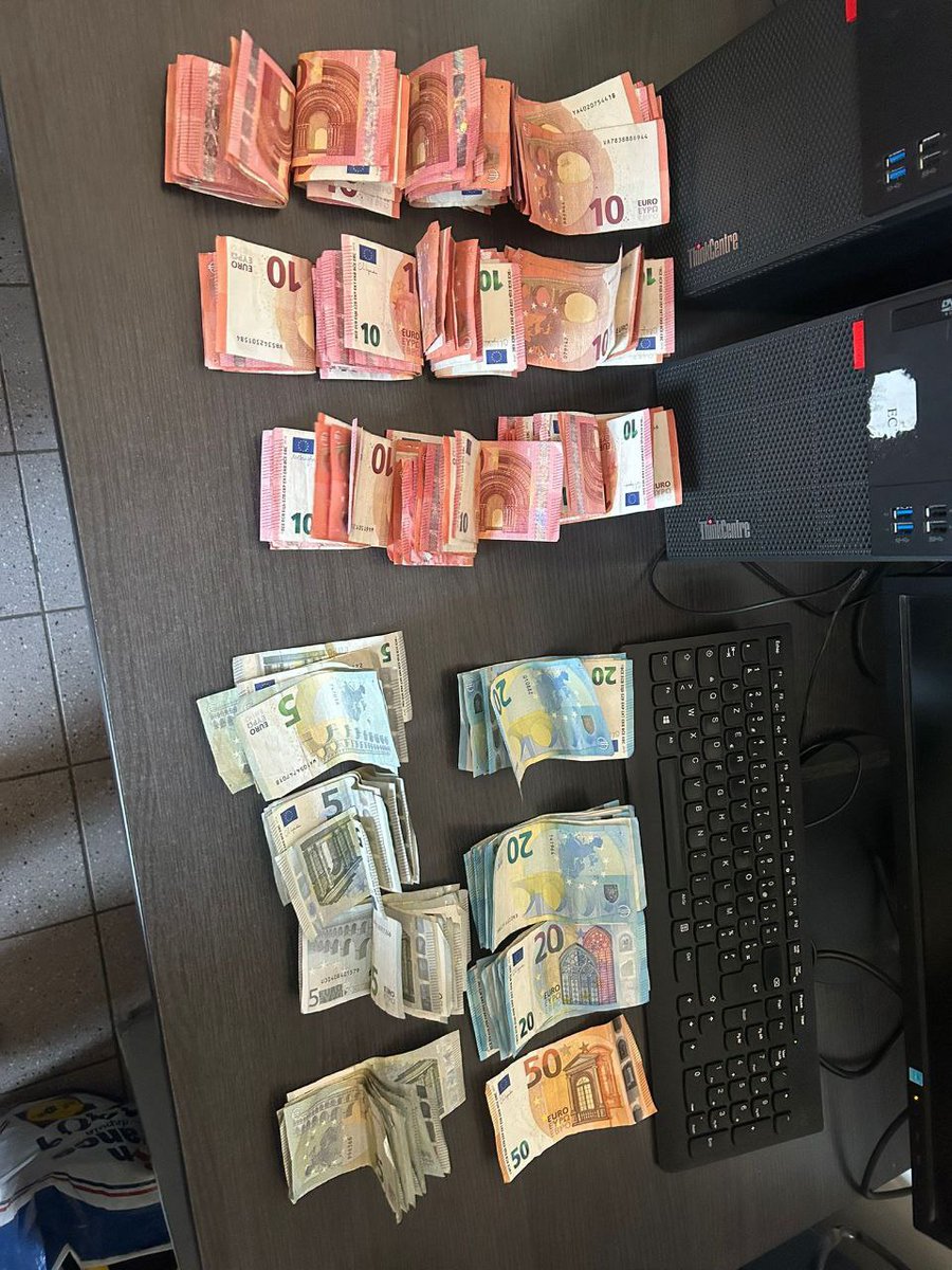 1775€. Petit manque à gagner aujourd'hui pour les dealers de la pl Arnaud Bernard.
Voilà la meilleure réponse de nos Policiers Municipaux au déversement de propos infantilisants, méprisants de ceux qui veulent les désarmer et rêvent d'une police qui tourne la tête.
Merci la PM !