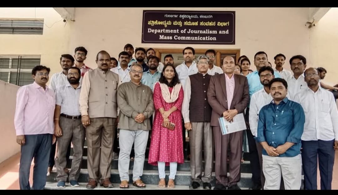 ಕಲಬುರ್ಗಿ ವಿಶ್ವವಿದ್ಯಾಲಯದ ಪತ್ರಿಕೋದ್ಯಮ ವಿಭಾಗದಲ್ಲಿ ಹಮ್ಮಿಕೊಂಡಿದ್ದ ಪತ್ರಿಕಾ ದಿನಾಚರಣೆ ಉದ್ದೇಶಿಸಿ ಕರ್ನಾಟಕ ಕಾರ್ಯನಿರತ ಪತ್ರಕರ್ತರ ಸಂಘದ ಉಪಾಧ್ಯಕ್ಷರಾದ ಶ್ರೀ ಭವಾನಿ ಸಿಂಗ್ ಅವರು ಮಾತನಾಡಿದರು. 

ಈ ವೇಳೆ ಉಪ ಕುಲಪತಿಗಳಾದ ಶ್ರೀ ಹೂವಿನಬಾವಿ ಬಾಬಣ್ಣ, ಕುಲಸಚಿವರಾದ ಪ್ರೊ ಚಂದ್ರಕಾಂತ ಪಾಟೀಲ್ ಇತರರು ಉಪಸ್ಥಿತರಿದ್ದರು.