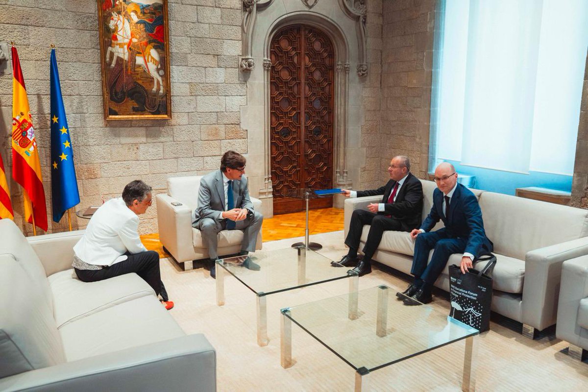 Salvador Illa Roca (@salvadorilla) on Twitter photo Grà cies al Director Regional de la <a href="/WHO_Europe/">WHO/Europe</a>, <a href="/hans_kluge/">Hans Kluge</a>, per reconèixer la contribució i suport del Govern de Catalunya a l'OMS durant els darrers 25 anys. Ens comprometem a continuar treballant i col·laborant amb l'objectiu d'oferir la millor sanitat per a tothom. Grà cies al Director Regional de la <a href="/WHO_Europe/">WHO/Europe</a>, <a href="/hans_kluge/">Hans Kluge</a>, per reconèixer la contribució i suport del Govern de Catalunya a l'OMS durant els darrers 25 anys. Ens comprometem a continuar treballant i col·laborant amb l'objectiu d'oferir la millor sanitat per a tothom.