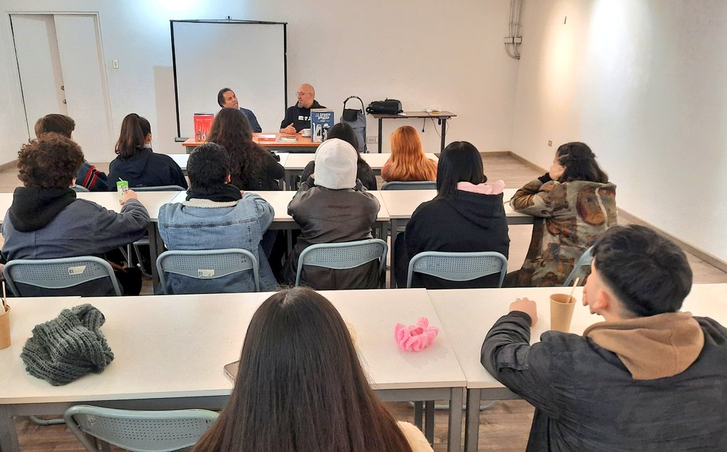 CAReyesG's tweet photo. AHORA el editor francés, Thomas Dassance, habla con @ElguetaU y estudiantes en @umcecl https://t.co/IziJ1si5EW