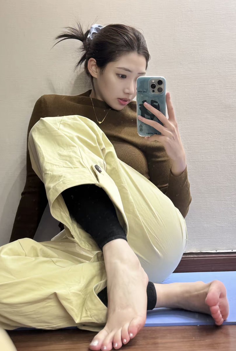 踩在你的脑门上拽着你的狗头仰视我，你会很爽的是吗