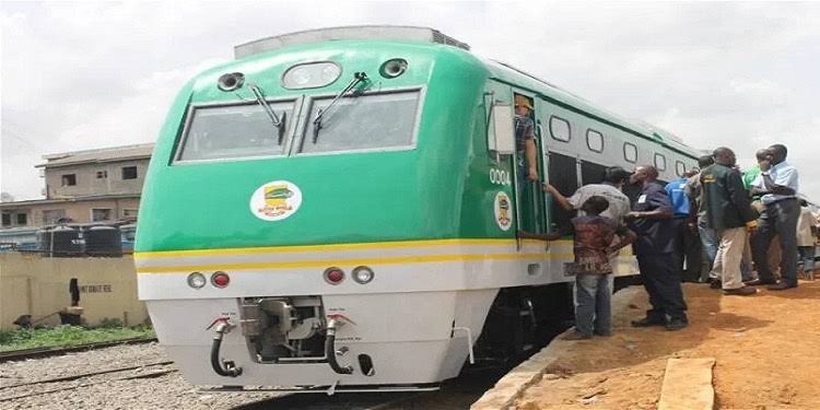 Blueprint_ng's tweet image. FG Begins Reconstruction of Eastern Rail Line Covering Enugu, Abia, Ebonyi, Rivers, Benue
Read more blueprint.ng
#EasternRailReconstruction #NRCUpdate #FGProjects #SoutheastDevelopment #NigeriaTransport