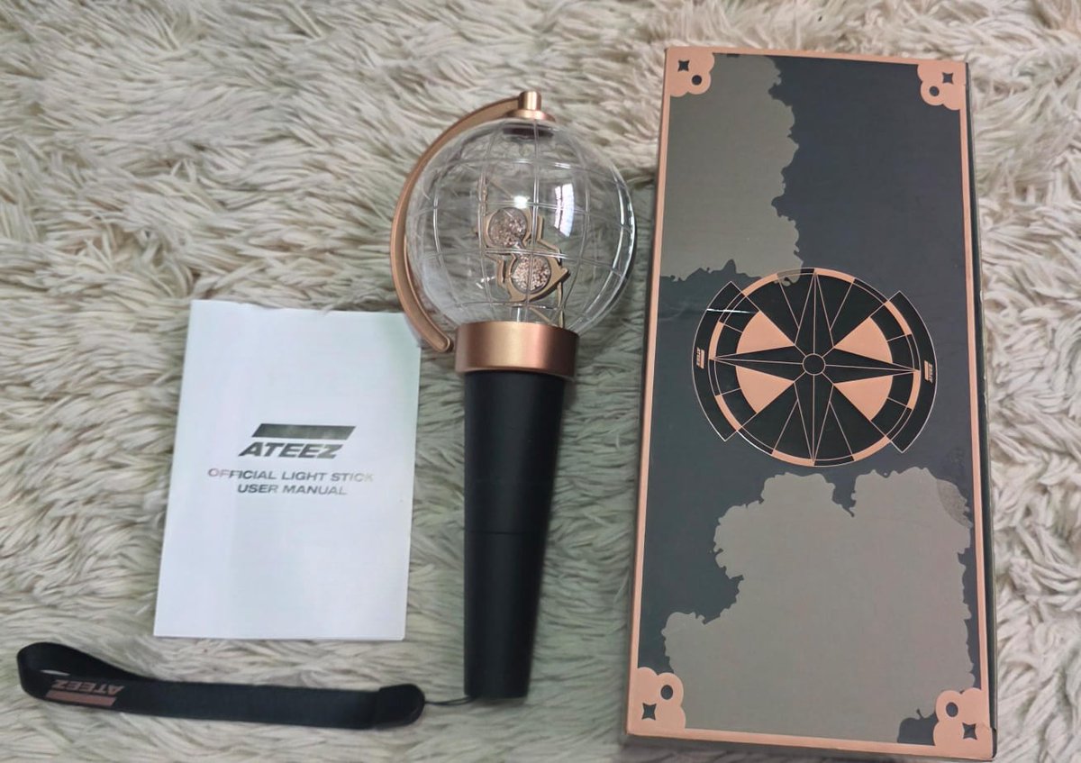 skzoierr's tweet photo. ✨VENDA/VENDO✨
Lightstick Ateez oficial V1
- R$400 + frete. 
- Comprada perto do lançamento e nunca utilizada para nenhum show antes. 
- LS em perfeitas condições, posso mandar vídeo de tudo. Caixa também está em um ótimo Estado. 
- Tenho vários fbs @skzoierr @Jjam_Store https://t.co/4hh9RQHEbM