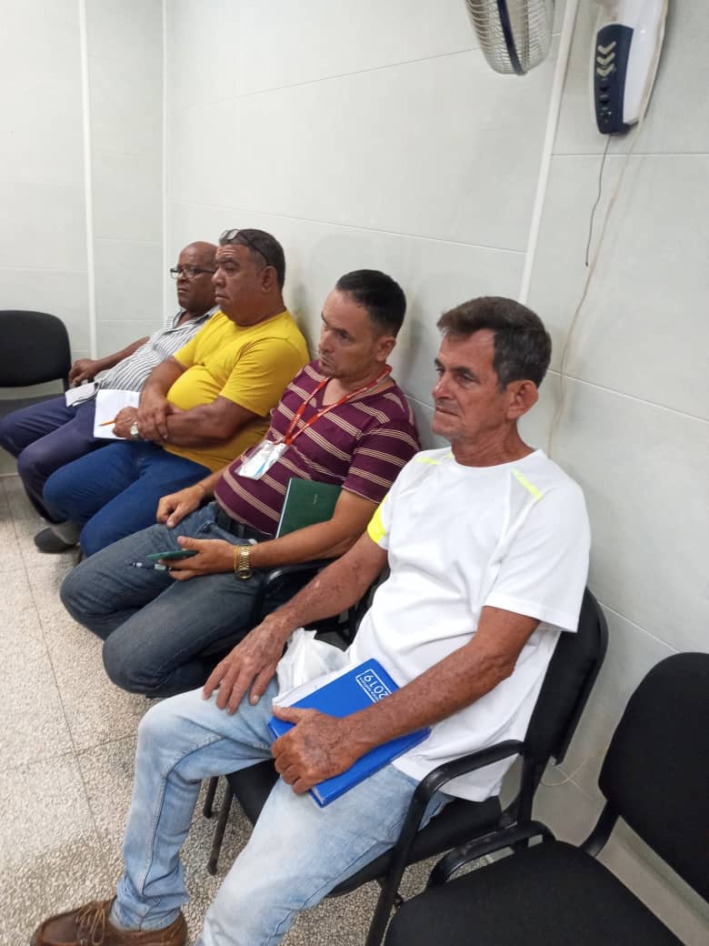 Gran trabajo realizado hoy en la capacitación, Brigada Contra Incendios! en el <a href="/minalcuba/">Ministerio de la Industria Alimentaria de Cuba</a> 🔥🚒
Su compromiso salva vidas y protege nuestro entorno y el de la institución.#PrevenciónEsVida #MinalxCuba
💪 ¡Sigan fortaleciendo esas habilidades!
👏 #BrigadaContraIncendios👨‍🚒👩‍🚒