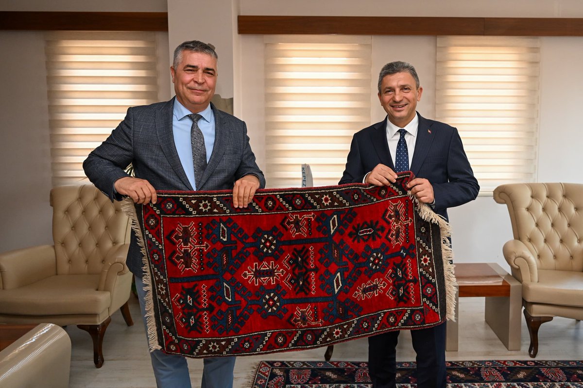 T.C. Antalya Valiliği (@antalyavalilik) on Twitter photo Valimiz <a href="/hulusisahin61/">Hulusi Şahin</a>
Son mülki idare amirleri kararnamesi ile ilimize atanan
Kepez Kaymakamı Suat Dervişoğlu ile
Döşemealtı Kaymakamı Ünal Çakıcı'yı
makamlarında ziyaret ederek yeni görevlerinde başarılar diledi. Valimiz <a href="/hulusisahin61/">Hulusi Şahin</a>
Son mülki idare amirleri kararnamesi ile ilimize atanan
Kepez Kaymakamı Suat Dervişoğlu ile
Döşemealtı Kaymakamı Ünal Çakıcı'yı
makamlarında ziyaret ederek yeni görevlerinde başarılar diledi.