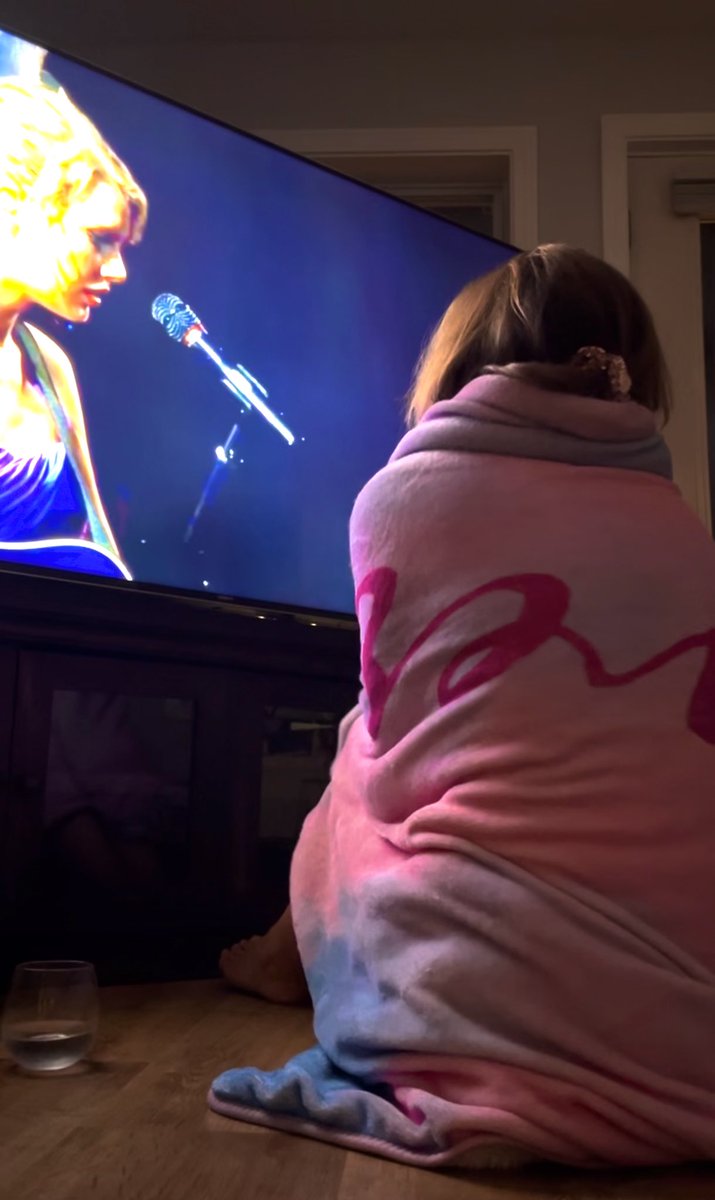 bethany ∘°∘♡∘°∘ eras forever (@corneliastagain) on Twitter photo she’s a 10 but she sits on the floor every july 9th at 1:58 am with a glass of wine listening to last kiss because it’s basically a national holiday <a href="/taylornation13/">Taylor Nation</a> <a href="/taylorswift13/">Taylor Swift</a> #LastKissDay she’s a 10 but she sits on the floor every july 9th at 1:58 am with a glass of wine listening to last kiss because it’s basically a national holiday <a href="/taylornation13/">Taylor Nation</a> <a href="/taylorswift13/">Taylor Swift</a> #LastKissDay