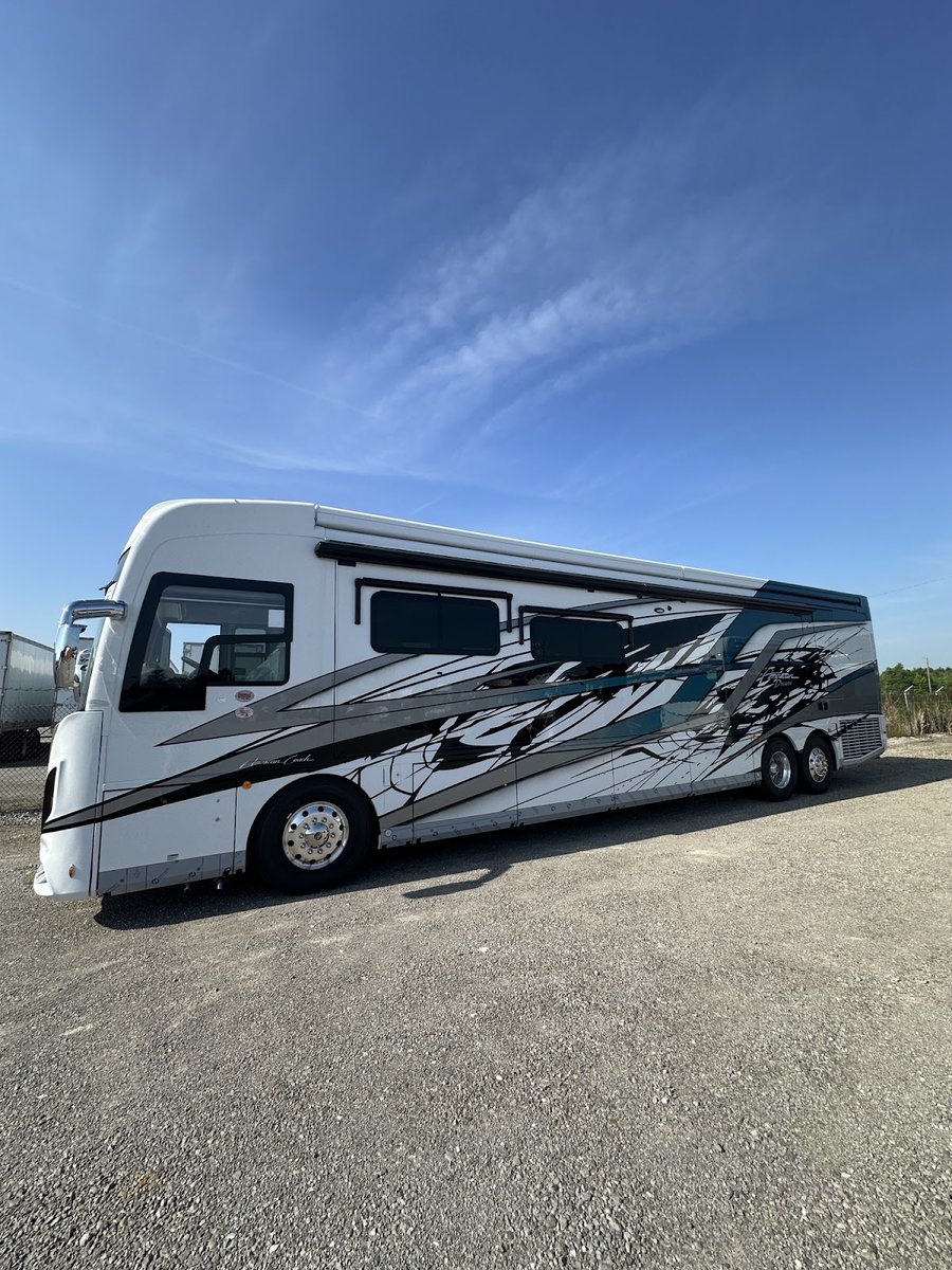 amcoachdiv's tweet photo. 👏 Meet the Celebration exterior on the American Eagle — 

Powered by the Liberty Bridge® chassis from Freightliner Custom Chassis, this coach delivers a smooth, stable, and confident ride. 

#AmericanCoach #LuxuryRV #RVLife https://t.co/a80QEHJwaC