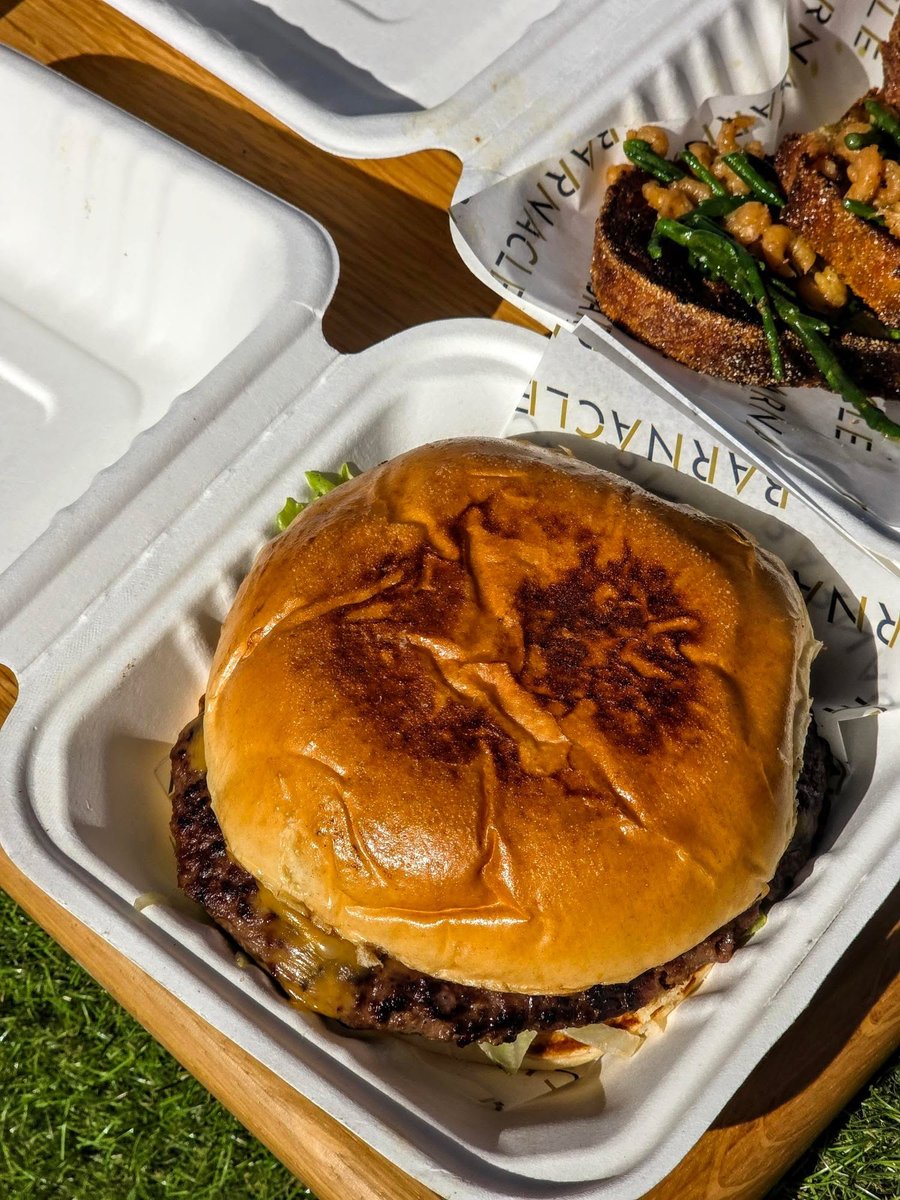 Barnaclelpool's tweet image. Pop in and see us for some classic Barnacle Street Food by @thealbertdock 🤩
Come see us from 10am Tues-Sat and treat yourself to locally sourced dishes, created specially for our home 🌊
#liverpoolfood #liverpoolrestaurants #thealbertdock #foodie