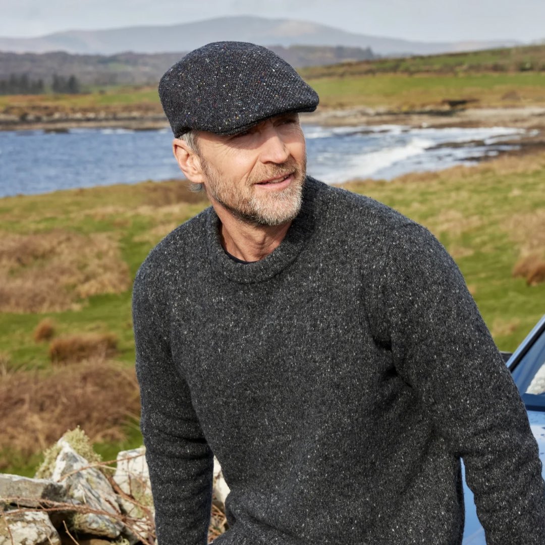 Hanna_Hats's tweet image. A classic style in a versatile colour 👌🏻

➡️Donegal Touring Cap Tweed in Irish Tweed - Dark Grey Charcoal Fleck Salt &amp;amp; Pepper

#hannahats #since1924 #flatcap #tweedcap #irishtweed #madeinireland #irishcraft #tweedcaps #tweedhats