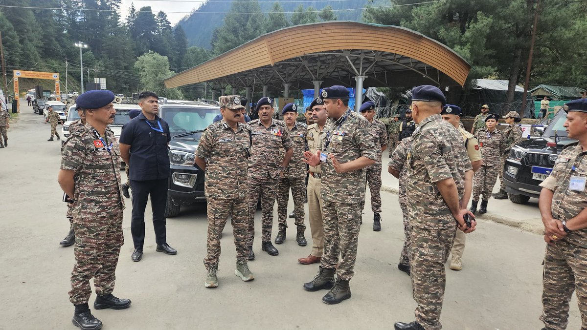 Veer_Sainik_K's tweet photo. The pilgrim chants, and the CRPF stands tall.
Salute to the silent protectors of #AmarnathYatra2025 🙏 #CRPF #FaithProtected 

#RajkummarRao  #KanhaiyaKumar  #JollyLLB3 भारतीय वायुसेना ! Virat  #Prabhas Kerala  #Temblor #CNBCSCAM  #planecrash  #TimeToGoRR #DelhiRains https://t.co/X9ONT9qNB4