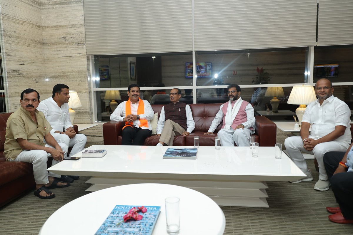 BJP Karnataka (@bjp4karnataka) on Twitter photo ಖಾಸಗಿ ಕಾರ್ಯಕ್ರಮದ ನಿಮಿತ್ತ ರಾಜ್ಯಕ್ಕೆ ಆಗಮಿಸಿದ ಕೇಂದ್ರ ಸಚಿವರಾದ ಶ್ರೀ <a href="/ChouhanShivraj/">Shivraj Singh Chouhan</a> ಅವರನ್ನು ರಾಜ್ಯಾಧ್ಯಕ್ಷರಾದ ಶ್ರೀ <a href="/BYVijayendra/">Vijayendra Yediyurappa</a> ಮತ್ತು ವಿಧಾನ ಪರಿಷತ್ ವಿಪಕ್ಷ ನಾಯಕರಾದ ಶ್ರೀ <a href="/NswamyChalavadi/">Chalavadi Narayanaswamy</a> ಅವರು ಆತ್ಮೀಯವಾಗಿ ಸ್ವಾಗತಿಸಿದರು.
ಈ ಸಂದರ್ಭದಲ್ಲಿ ಶಾಸಕರಾದ ಶ್ರೀ ಶರಣು ಸಲಗಾರ್, ಶ್ರೀ ಸಿದ್ದು ಪಾಟೀಲ್, ಶ್ರೀ ಖಾಸಗಿ ಕಾರ್ಯಕ್ರಮದ ನಿಮಿತ್ತ ರಾಜ್ಯಕ್ಕೆ ಆಗಮಿಸಿದ ಕೇಂದ್ರ ಸಚಿವರಾದ ಶ್ರೀ <a href="/ChouhanShivraj/">Shivraj Singh Chouhan</a> ಅವರನ್ನು ರಾಜ್ಯಾಧ್ಯಕ್ಷರಾದ ಶ್ರೀ <a href="/BYVijayendra/">Vijayendra Yediyurappa</a> ಮತ್ತು ವಿಧಾನ ಪರಿಷತ್ ವಿಪಕ್ಷ ನಾಯಕರಾದ ಶ್ರೀ <a href="/NswamyChalavadi/">Chalavadi Narayanaswamy</a> ಅವರು ಆತ್ಮೀಯವಾಗಿ ಸ್ವಾಗತಿಸಿದರು.
ಈ ಸಂದರ್ಭದಲ್ಲಿ ಶಾಸಕರಾದ ಶ್ರೀ ಶರಣು ಸಲಗಾರ್, ಶ್ರೀ ಸಿದ್ದು ಪಾಟೀಲ್, ಶ್ರೀ