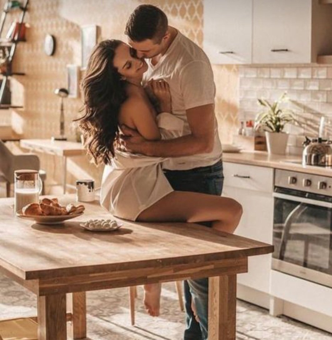 .

گسیوانت به چالش می کشند
سیاهی شب را 
در آنسوی اقیانوس زلال چشمانت
می درخشد ماه
و هر دم طلوع می کند خورشید 
از مشرق لبهایت
دلم میخواهد شعر بگویم 
در وصفِ هارمونیِ زیبای صورتت

#امیر_محمدی