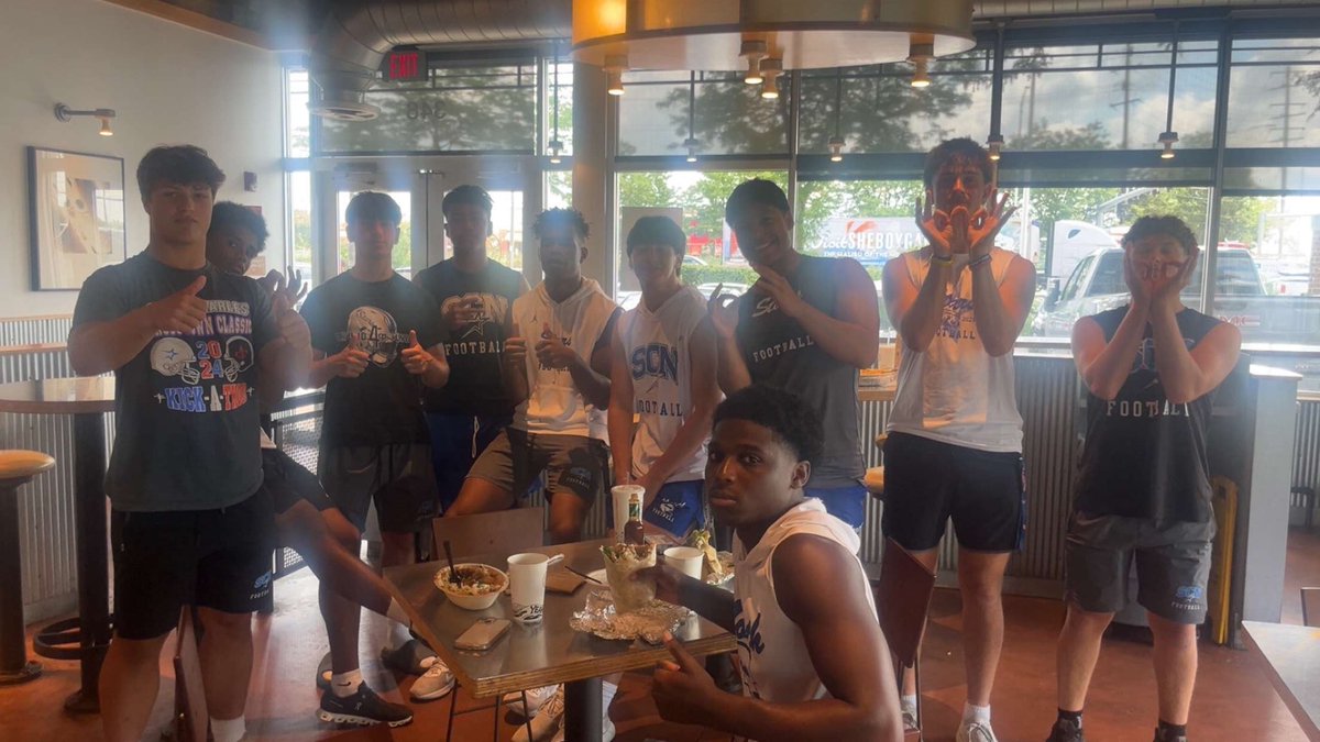 matkins2_'s tweet image. The goodfellas made it out to chipotle after practice @SCNFBOFFICIAL @robertpomazak