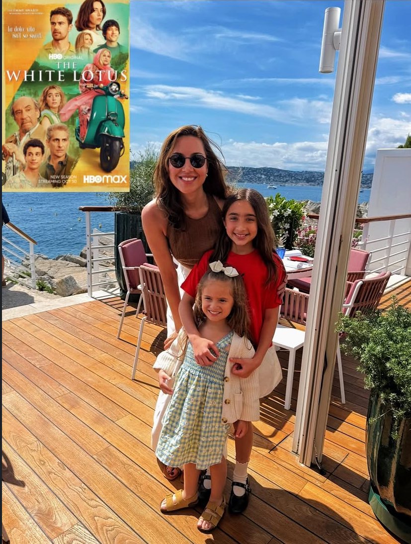 aubreyplzabr's tweet image. É DO BRASIL! Nova foto de Aubrey Plaza com as filha de uma grande fã brasileira que a encontrou em Antibes na França!🤍