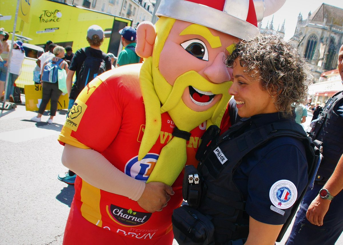 PoliceNat14's tweet photo. 💛 Effectifs locaux, renforts venus parfois de loin, élèves de l’Académie de police de Oissel, CRS… Une équipe soudée pour que la Grande Boucle ne déraille pas ! https://t.co/yZTjPnvBnt